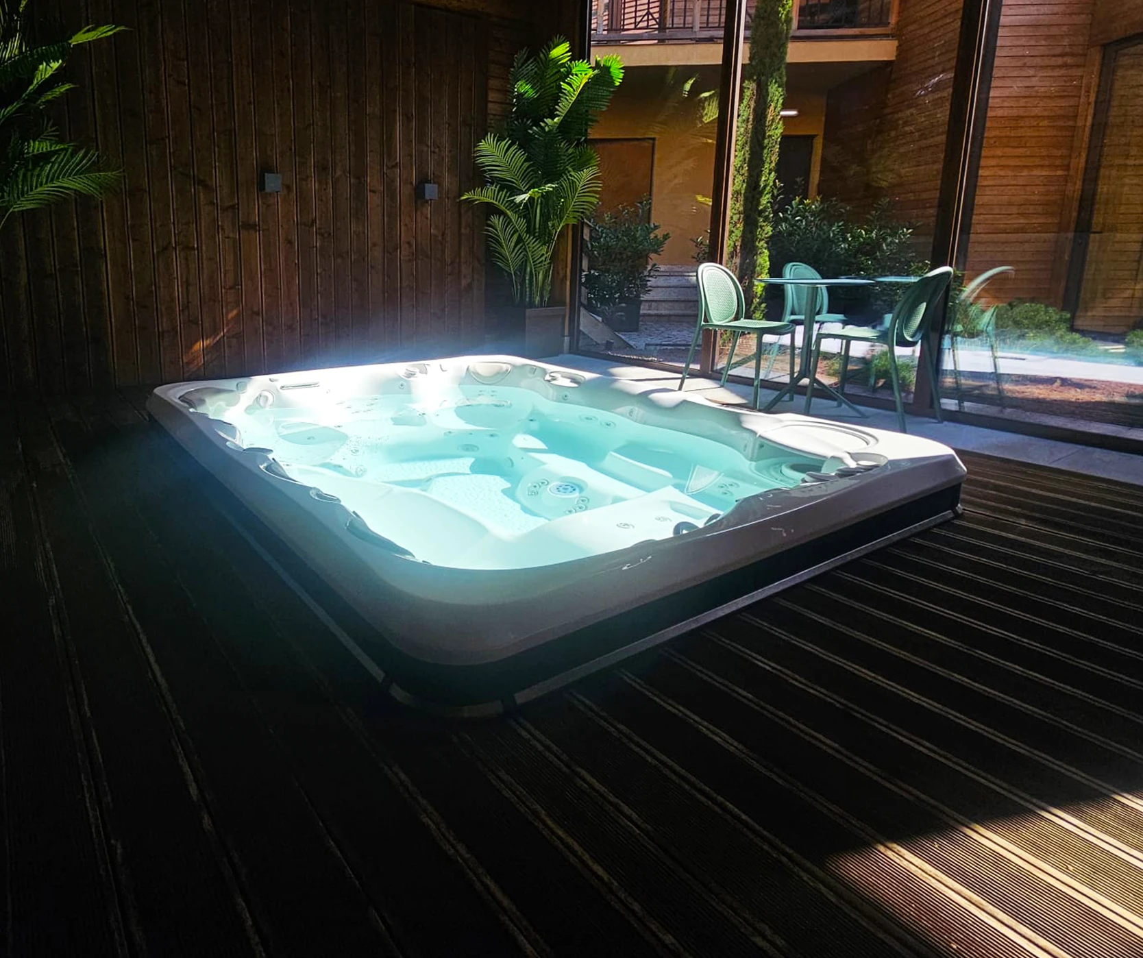 Jacuzzi de interior vs jacuzzi de exterior: avantaje, dezavantaje și sfaturi utile 2