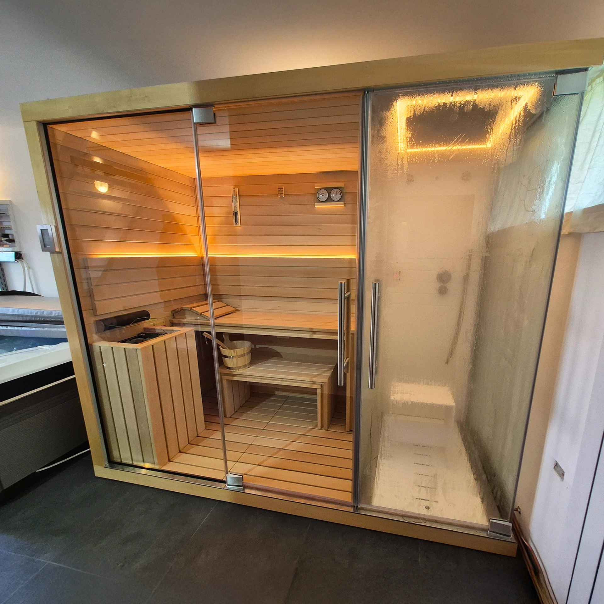 Cadă cu hidromasaj Caldera Spas® Ravello şi Saună Jacuzzi® Sasha Mi 1