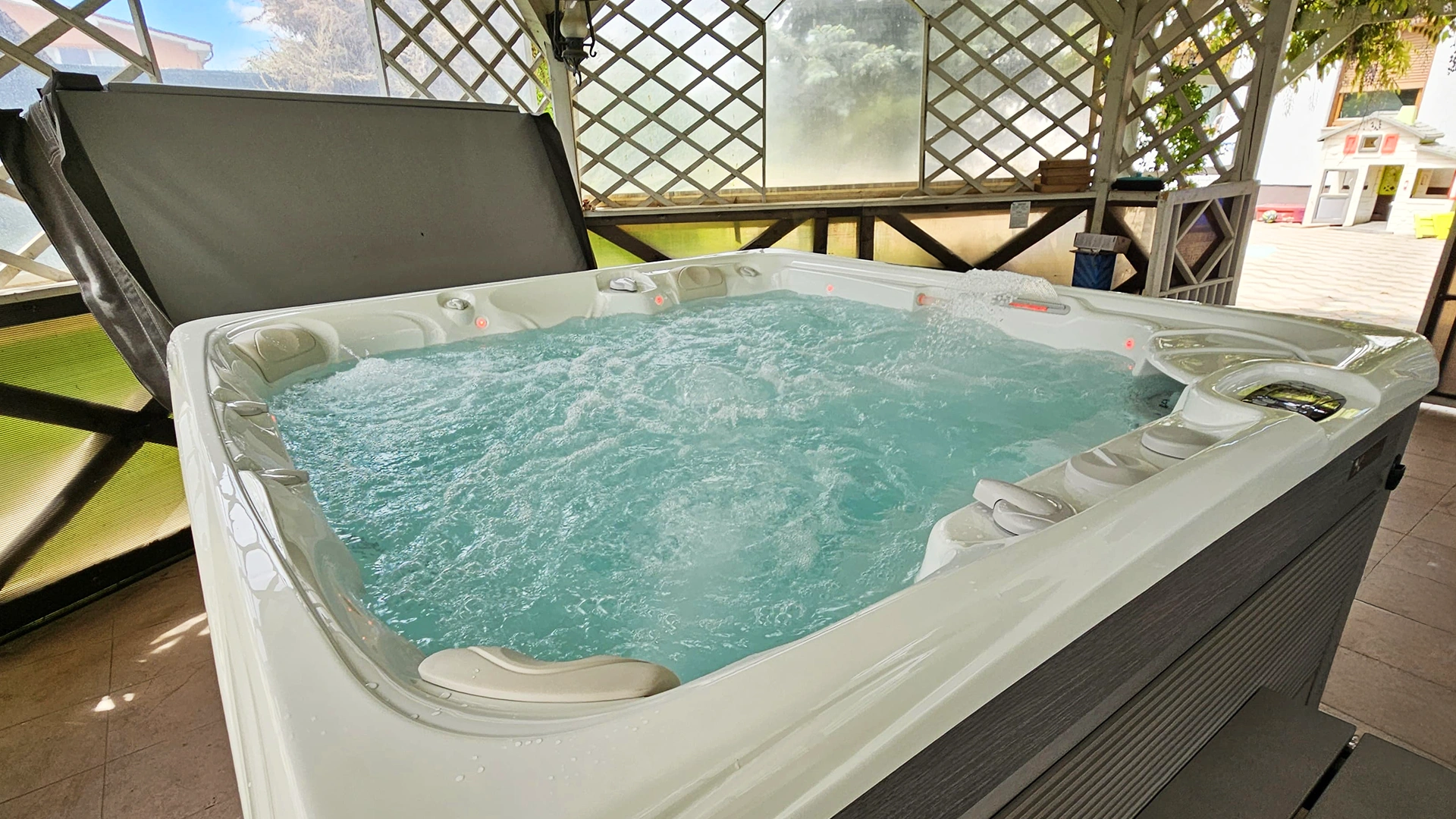 Cadă cu hidromasaj Caldera Spas® Seychelles – Proiect Hidrostyle în Vrancea 3