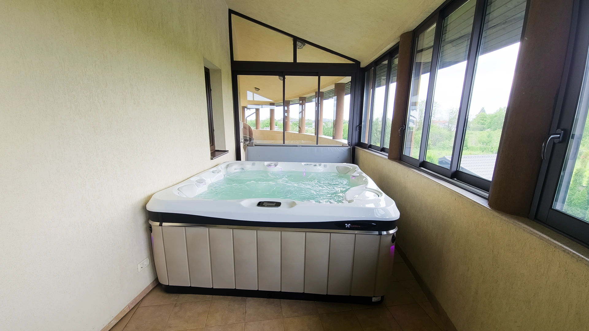 Cadă cu hidromasaj Caldera Spas® Tahitian – Proiect Hidrostyle în Domneşti 1