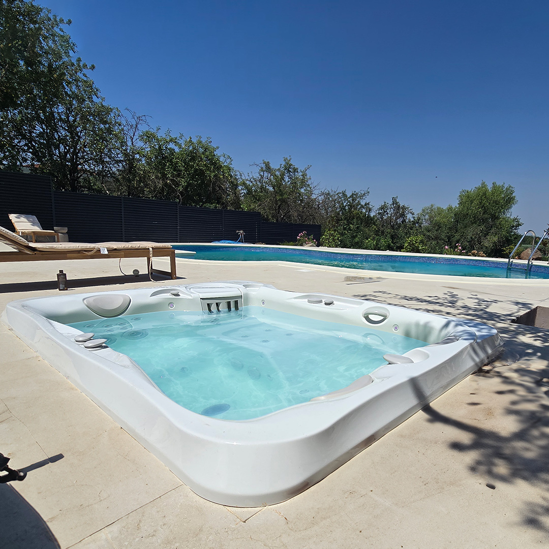 Cadă cu hidromasaj Caldera Spas® Ravello și Piscină Personalizată 3
