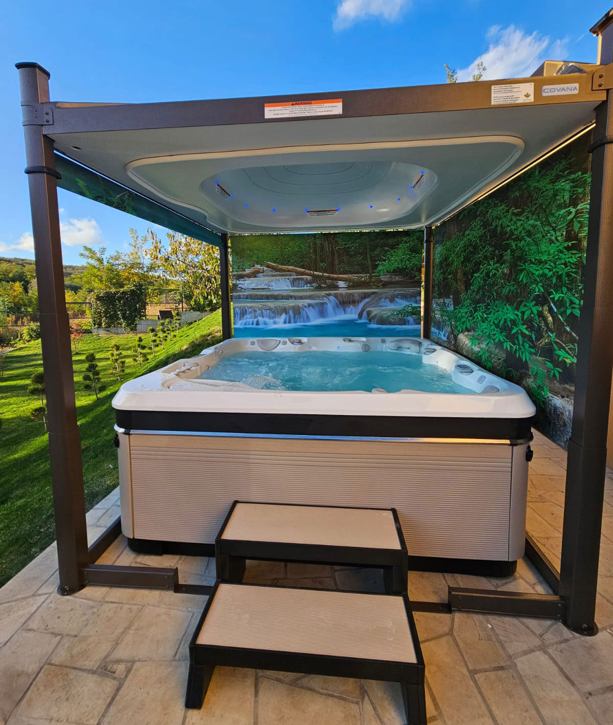 Cadă cu hidromasaj Caldera Spas® Geneva şi Acoperis Covana® Oasis 1