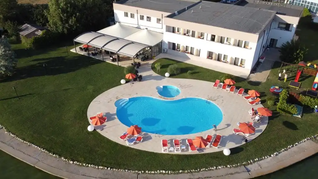 Piscină Exterioară Personalizată – Hotel G G Gociman 1