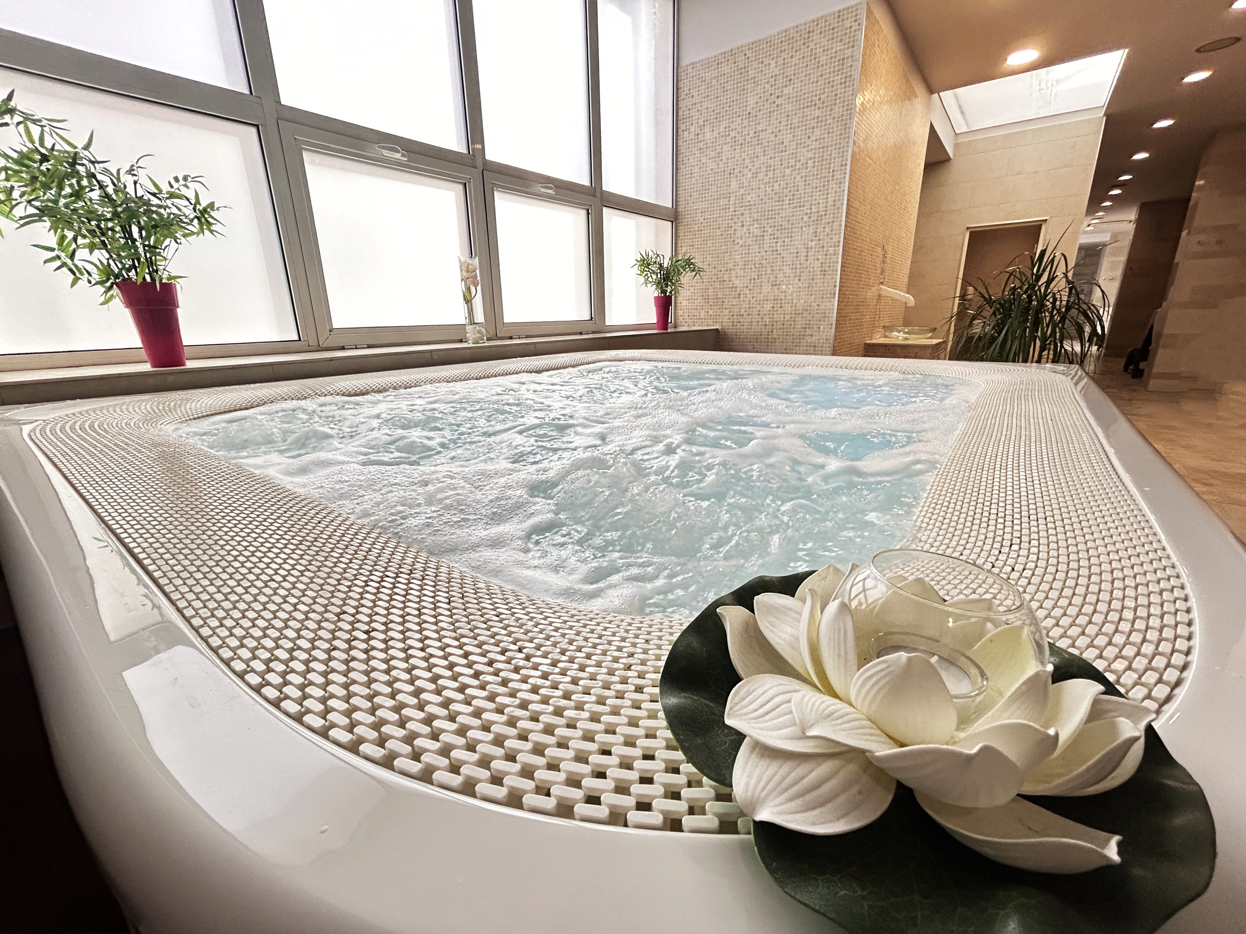 Cadă cu hidromasaj Jacuzzi® Virtus – Hotel Iaki, Mamaia 1