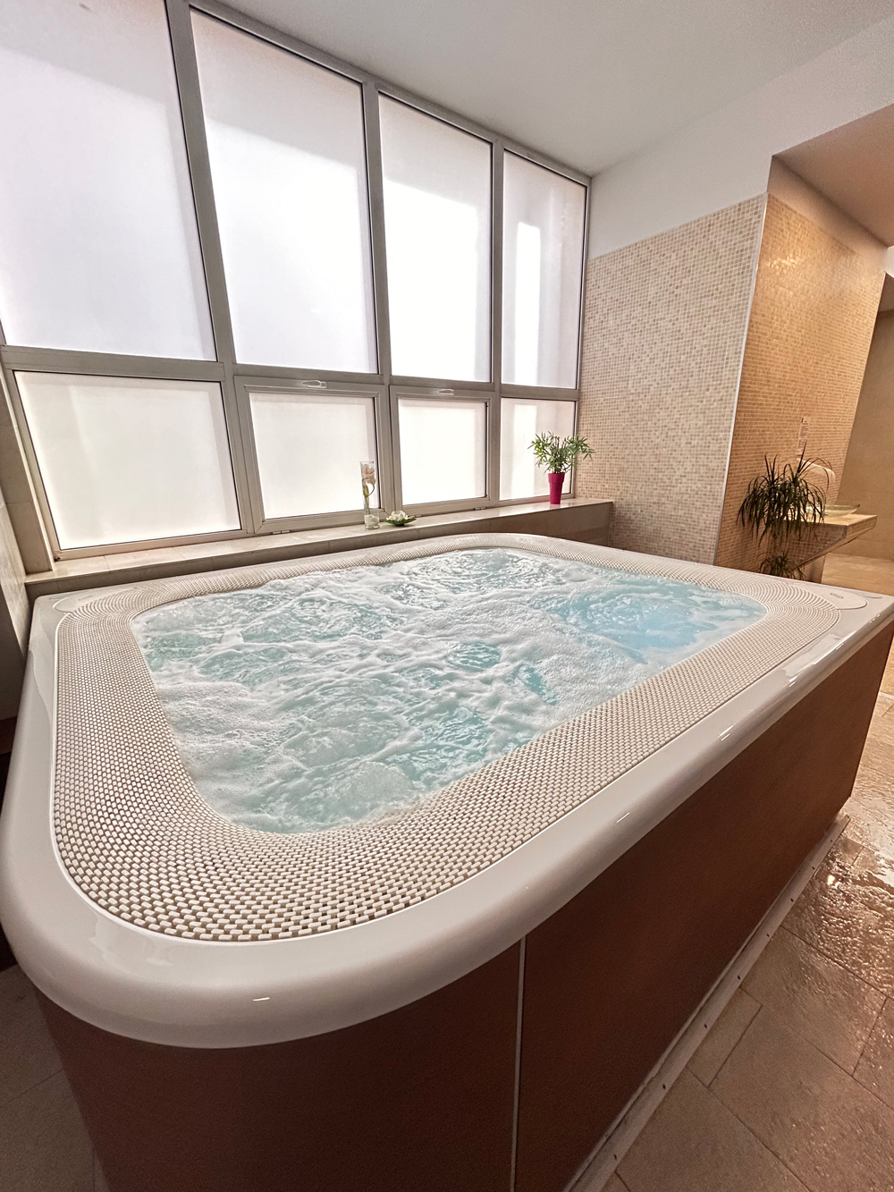 Cadă cu hidromasaj Jacuzzi® Virtus – Hotel Iaki, Mamaia 3