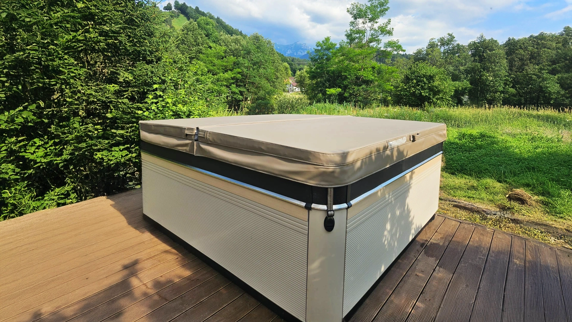 Cadă cu hidromasaj Caldera Spas® Geneva – Proiect Hidrostyle în Bran 3
