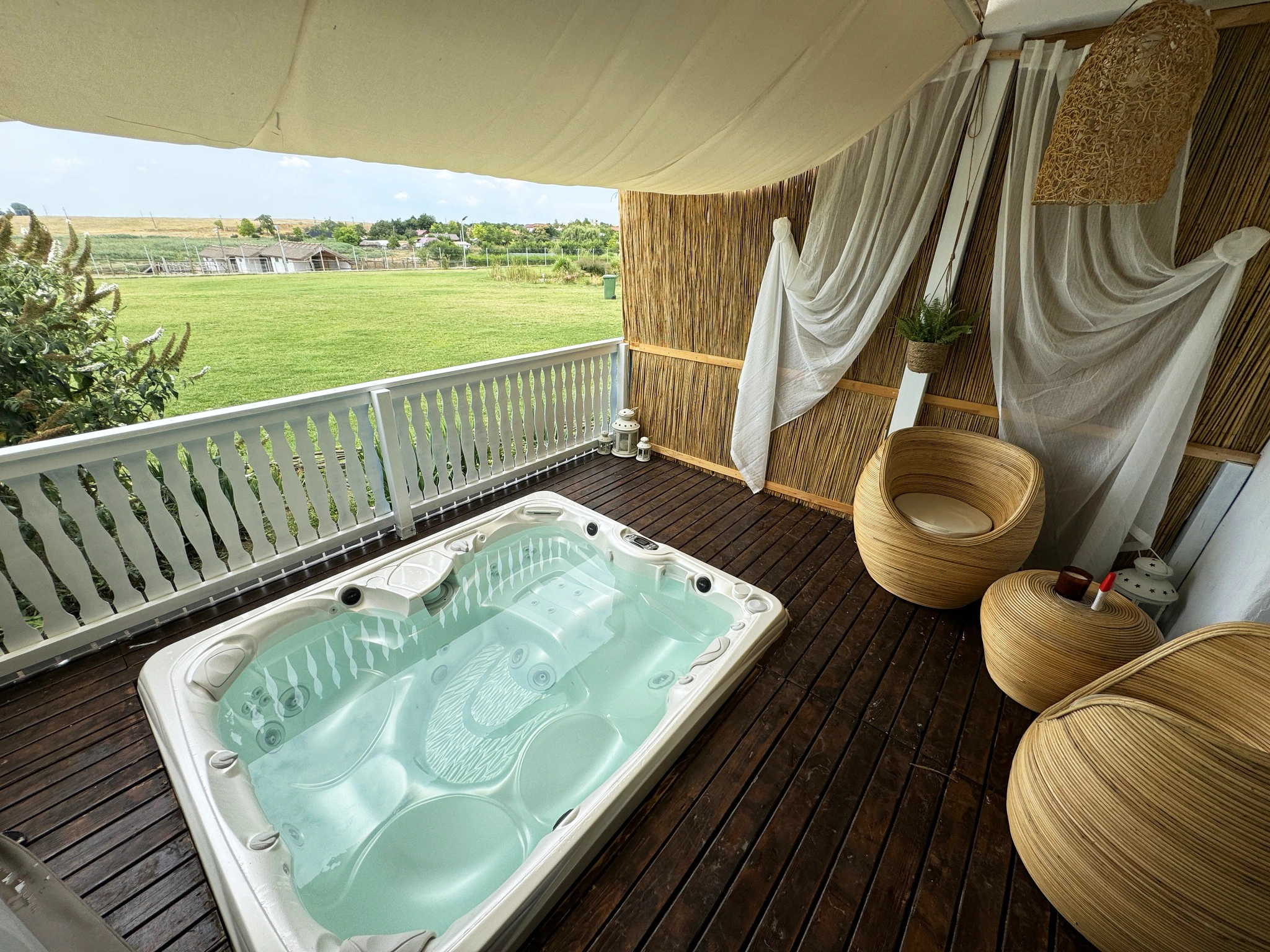 Jacuzzi de exterior Caldera Spas® Martinique – Proiect Hidrostyle la 5 Chirpici Resort 1