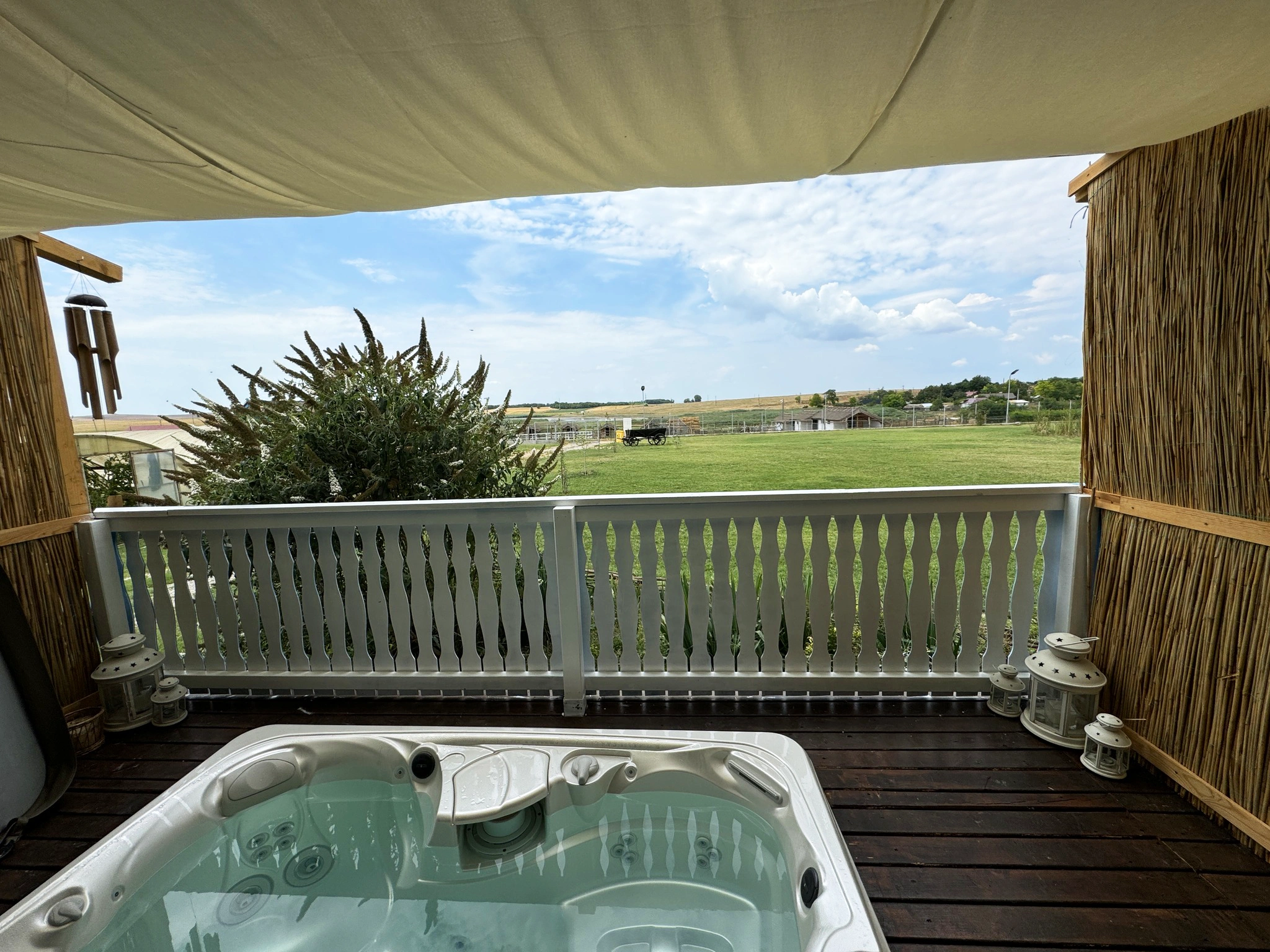 Jacuzzi de exterior Caldera Spas® Martinique – Proiect Hidrostyle la 5 Chirpici Resort 3
