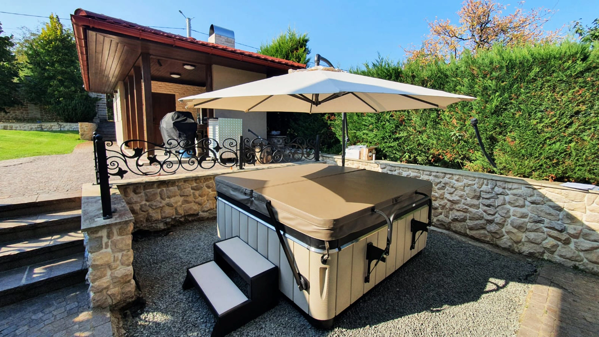 Jacuzzi Caldera Spas® Tahitian și Saună Becker® – Proiect Hidrostyle în Baia Mare 1